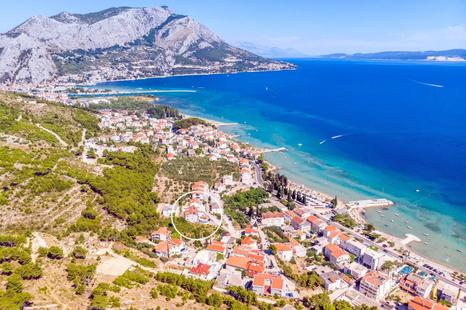 Location of Villa Bane in Duće, only 120m from the sea, sandy beaches and restaurants
