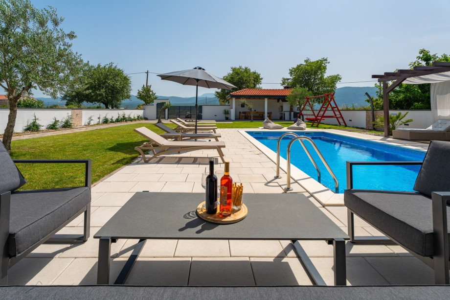 4 bedrooms, 2 bathrooms, PS4, free WiFi, a fully equipped kitchen