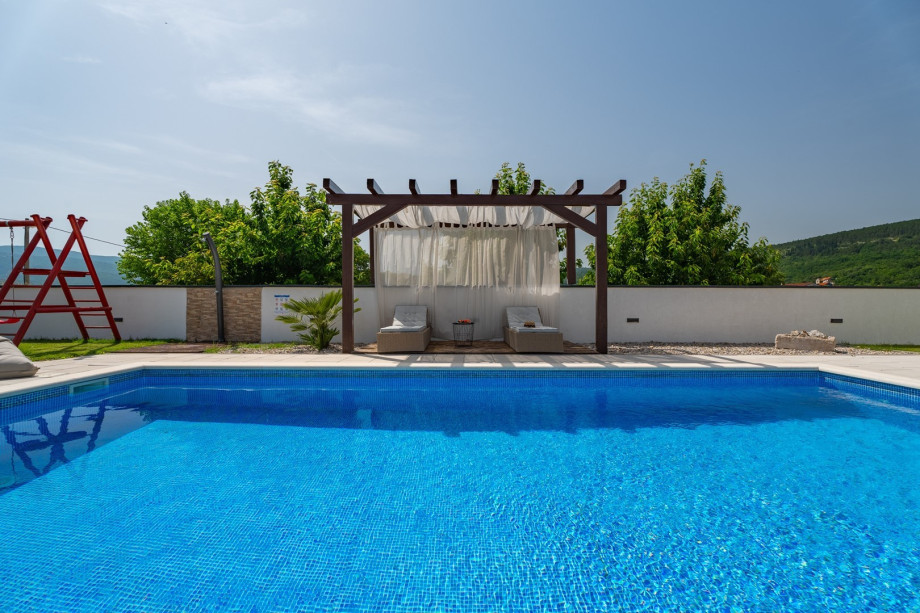 Located on 780 sqm fully fenced property