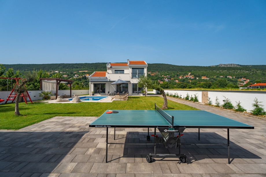 Behind the house, there is your own garden with seasonal vegetables at your disposal.