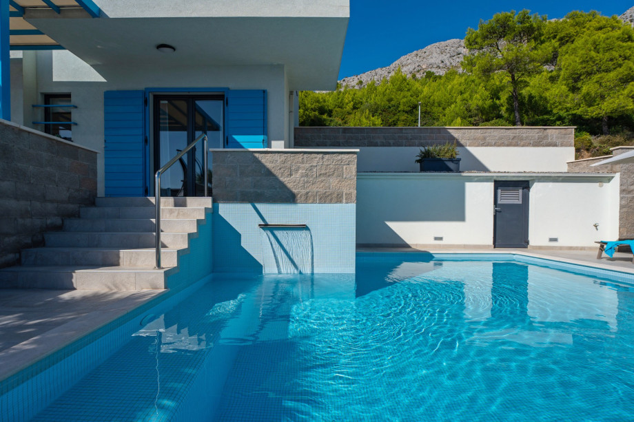 Private heated 32sqm pool with 6 lounge chairs