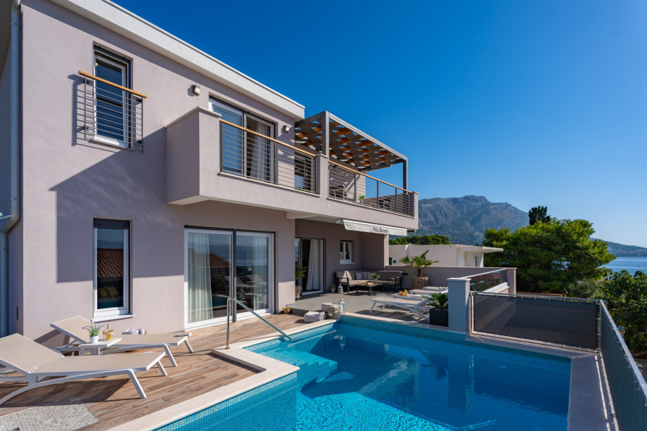 A private swimming pool with massage and counter-current swimming program