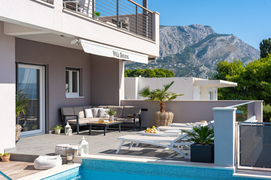 Alfresco lounge corner with sea view