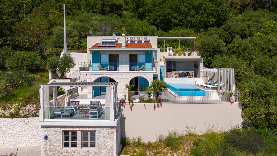 Villa Casa GÈNI is situated on a 411 sqm secluded piece of land, offering 121sqm of interior organized on 3 levels
