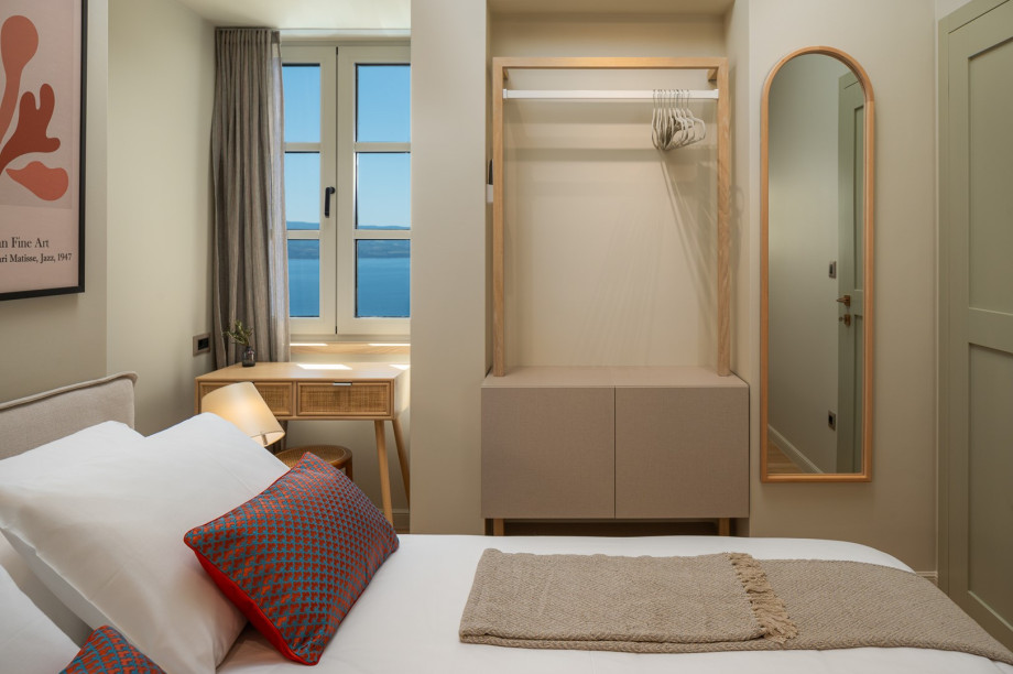 Suitable for one adult or two children, air conditioning, and sea views.