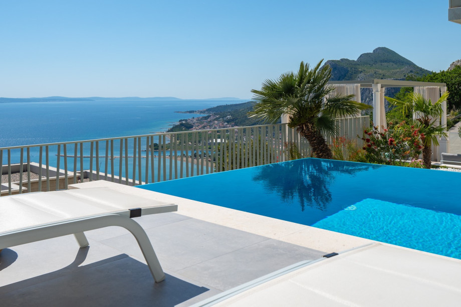 A secluded and heated infinity pool measuring 9m x 3m with hydrotherapy jets