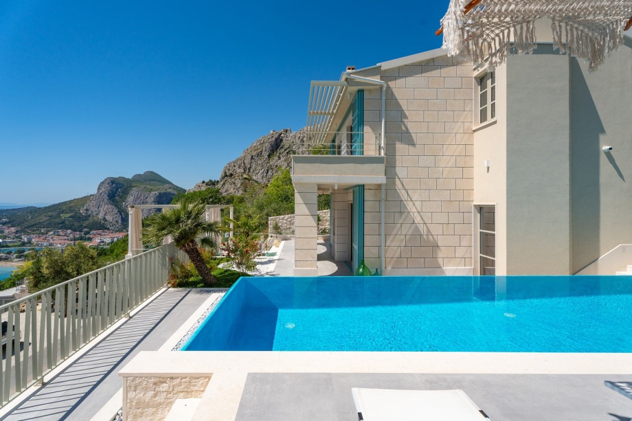 The pool uses a gentle chlorine-free water system that is beneficial for the body and promotes wellness