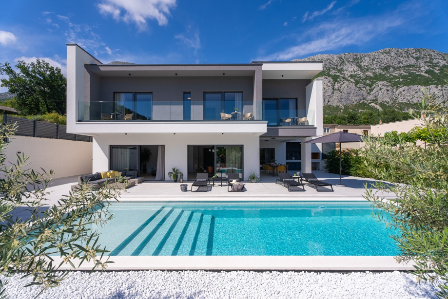 A 40 square meter heated swimming pool with a shallow area for relaxing dips