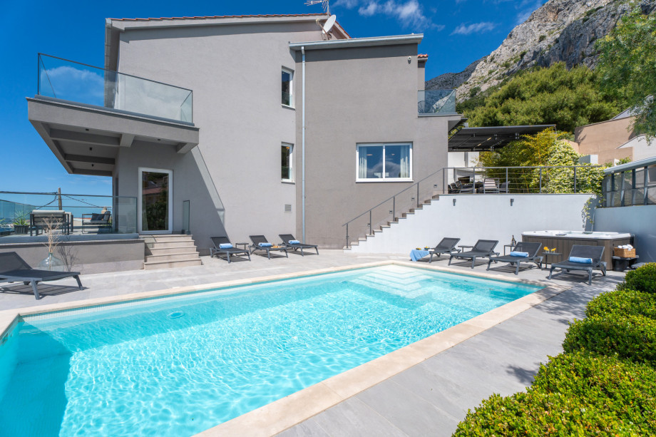 Modern and spacious property with 4 bedrooms and 4 en-suite bathrooms