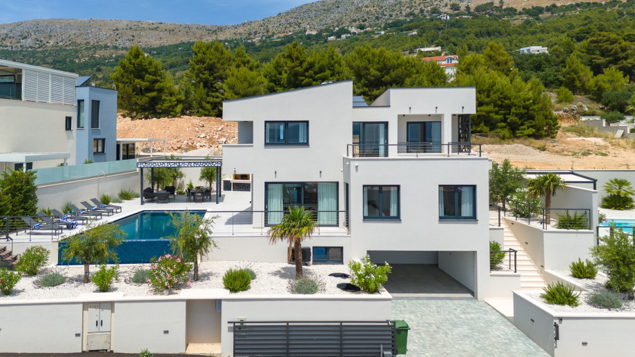 Villa Apolina 4-en-suite bedrooms, heated 36sqm pool, sea views, beach 1km