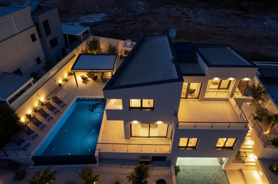 Ideal for accommodating groups of up to eight individuals, making it ideal for families, friends, and couples