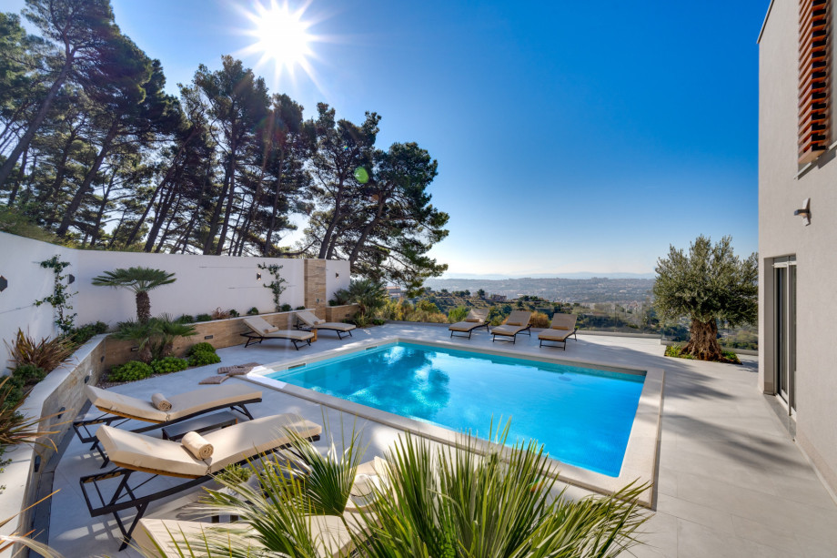 Very nicely designed and contemporary property fully equipped for an absolutely relaxed and fulfilled vacation.