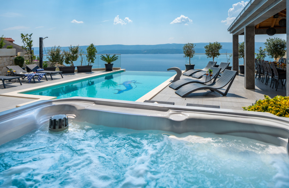 Luxury Villa POCRNJA with heated pool, jacuzzi, sauna and pool table