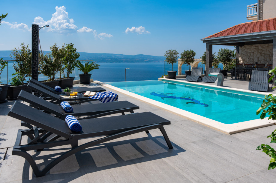 Private 32m2 heated pool with sundeck area, 8 lounge chairs and 2 parasols