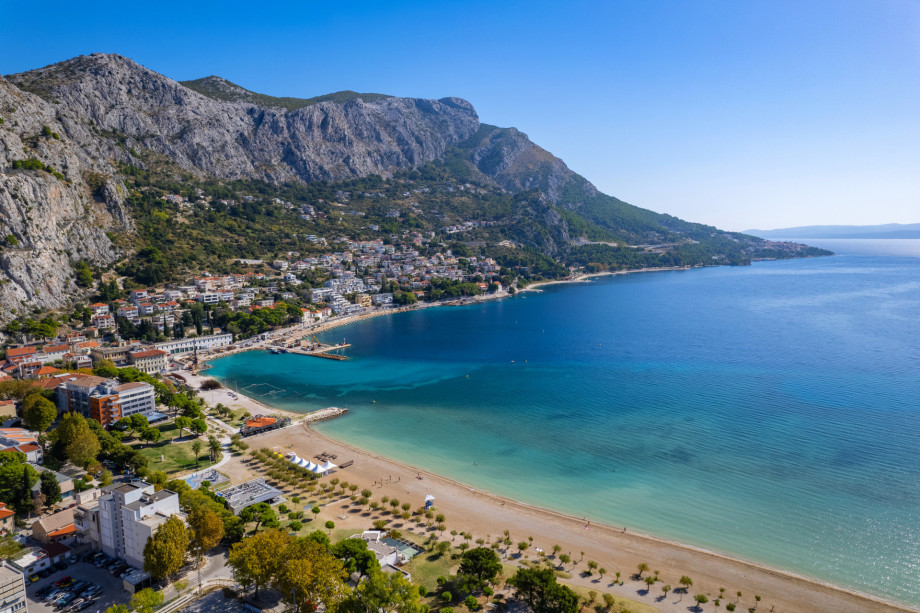 Sandy beaches in Omiš and Duće