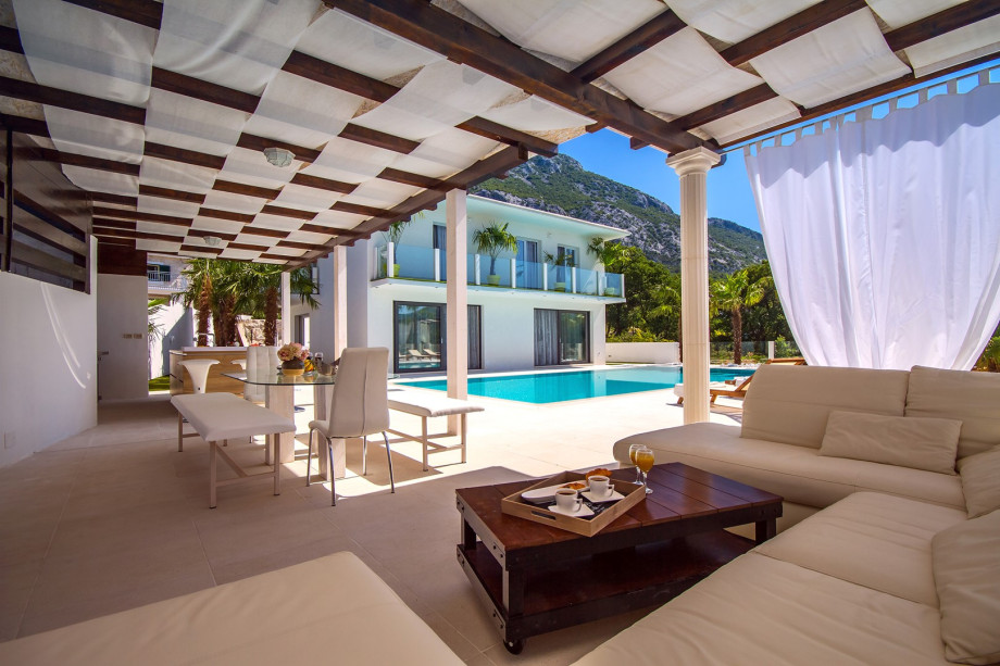 Lounge and dining area suitable for 8 person