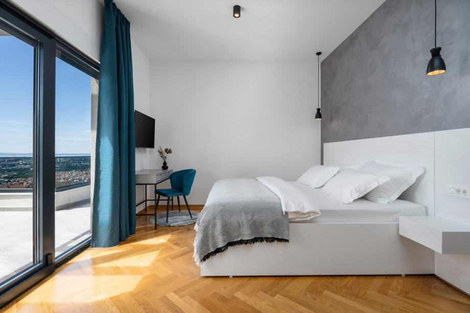 Bedroom NO3 (17,67sqm) with a king size bed 180cm x 200cm, a TV, air-condition, en-suite Bathroom