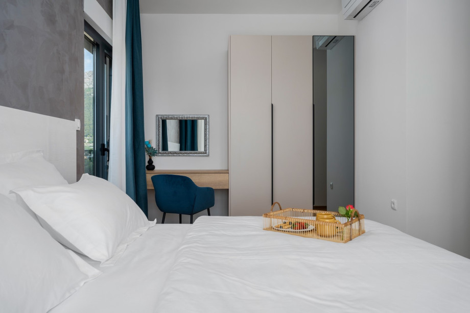 Bedroom NO4 (13,50sqm) with a king size bed 180cm x 200cm, a TV, air-condition, en-suite Bathroom