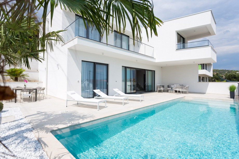 The private and heated pool with a fully automated salt electrolysis system