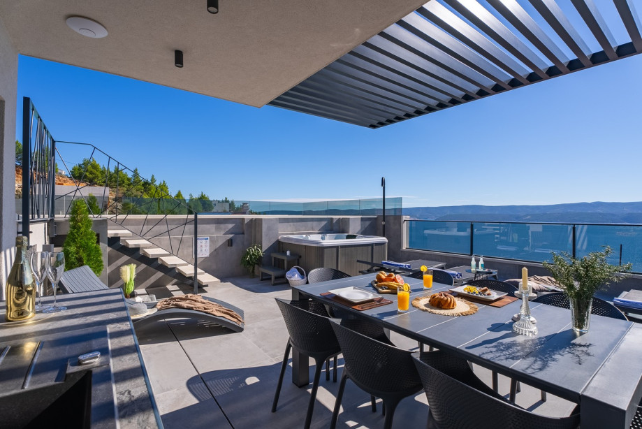 Villa GABRIEL is located in a very quiet environment, just 4 km from Omiš