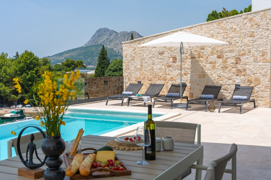 Villa Nina is a luxury and well equipped 4-star villa with 5 en-suite bedrooms, each with sea views