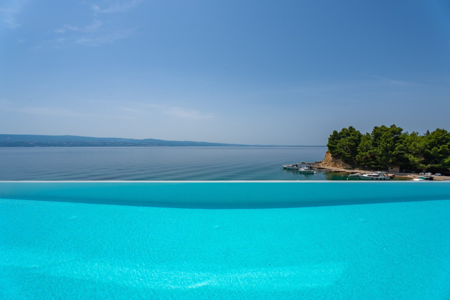 Villa Nina is a luxury and well equipped 4-star villa with 5 en-suite bedrooms, each with sea views