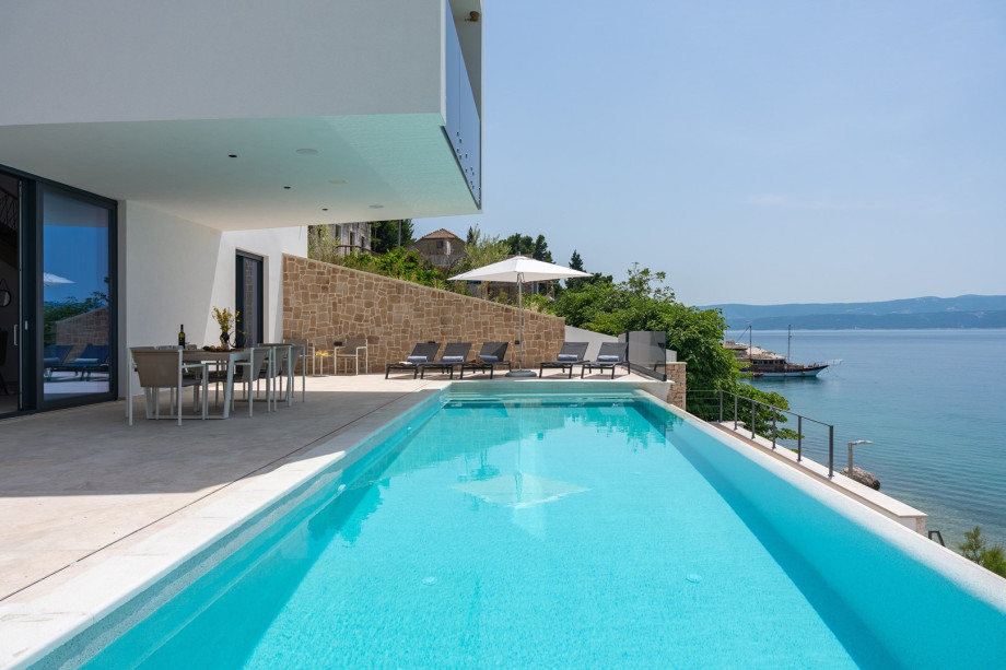 The OUTDOOR (140sqm) offers a private, heated 54sqm swimming pool with the hydromassage and the highest standards of water purifier without Chlorine usage
