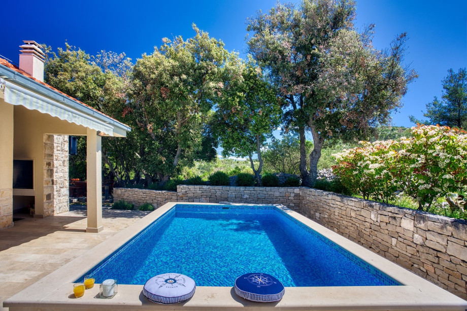 A private and heated 24smq swimming pool