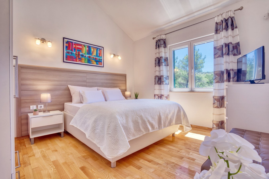 Bedroom No2 (first floor) with king-size bed 180 x 200cm