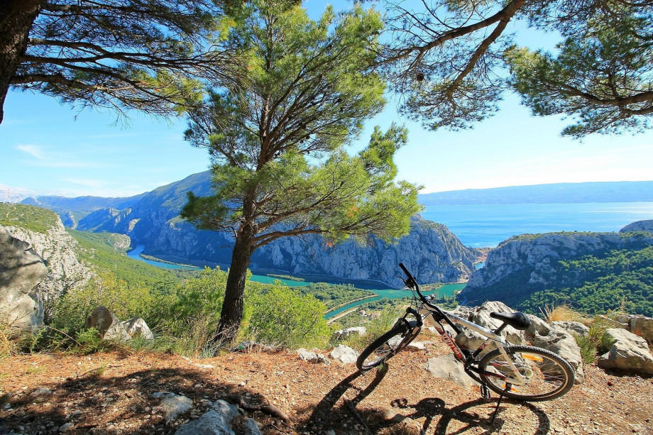 Amazing location with sea views, the Cetina Canyon, and the town of Omiš.