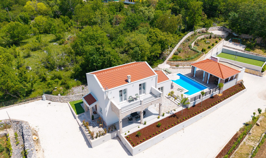 A car is recommended for exploring the island’s many treasures, and parking is provided for up to 3 cars on the property