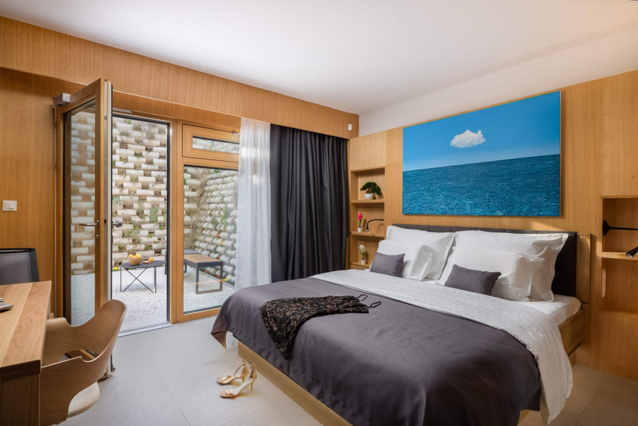 Bedroom No1 (32 sqm) offers a king-size bed 180cm x 200cm.