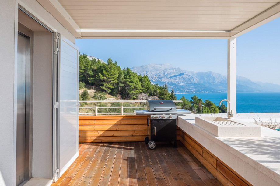 A rooftop area (93 sqm) approachable by elevator or a staircase offers a barbecue, a kitchenette with a fridge.