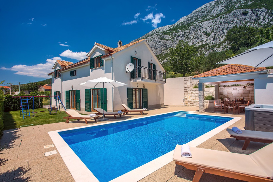 Villa Calma with heated pool, jacuzzi, Finnish sauna and 4 bedrooms