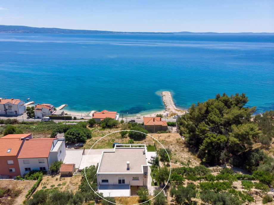 Villa ABA is located only 10km far from the center of the famous town Split with many restaurants, an open market, amazing historical attractions