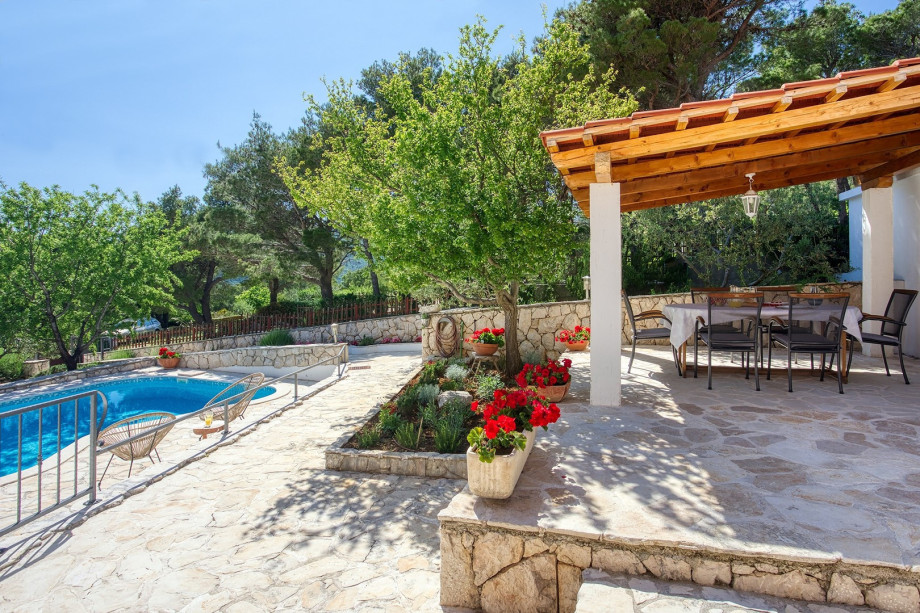 Natural surroundings and sound of bird song for relaxing vacation.