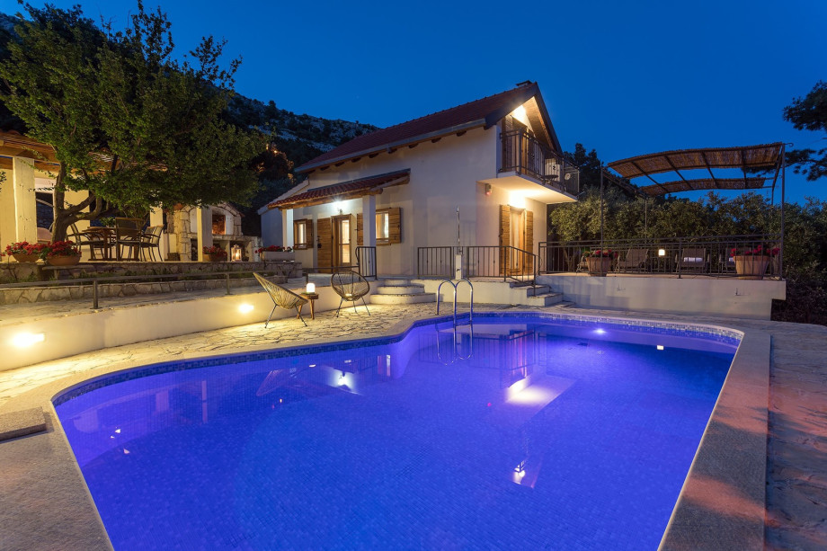 Lovely light settings for cozy and quiet evenings at the pool area