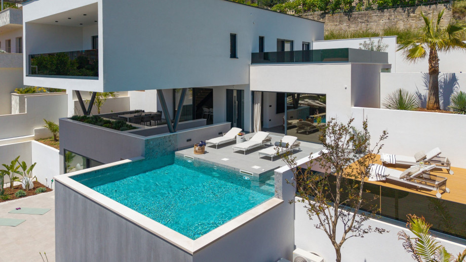 Venture up the outdoor staircase to reach the breathtaking pool area where a heated private swimming pool (6.5m x 4.5m) awaits.
