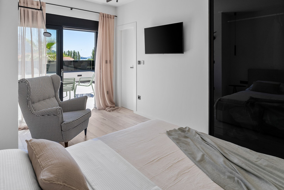 The bedroom features air conditioning, complimentary WiFi, and a flat-screen TV with Netflix and HBO.