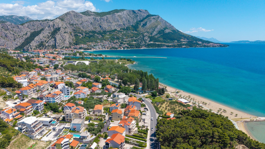 The prime location of Villa Siete makes it easy to immerse yourself in the vibrant culture of Croatia. Positioned just 1.5 km away from charming Omiš