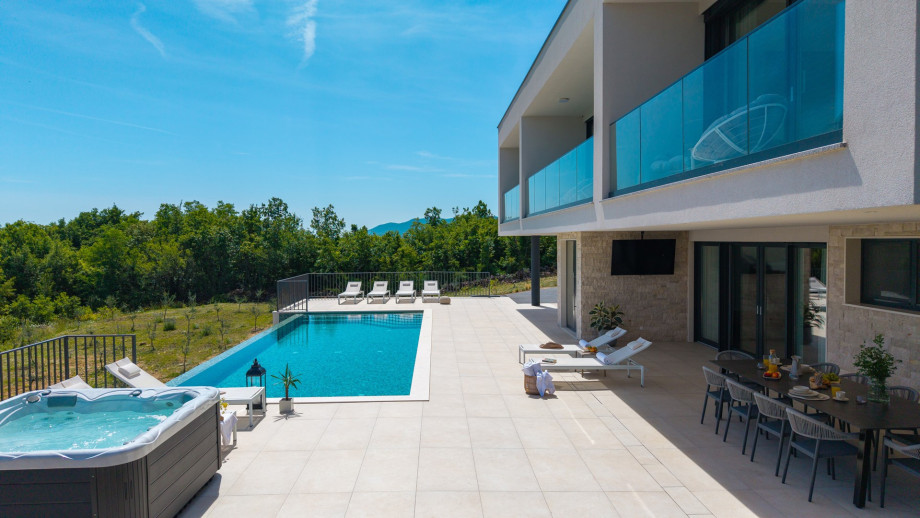 The OUTDOORS offers an infinity, private, and heated swimming pool 11mx 4,5m, a sun deck area with 8 deck chairs
