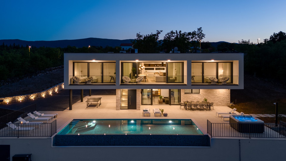 Villa Hillside Gem: heated pool, Hot tub, Billiard