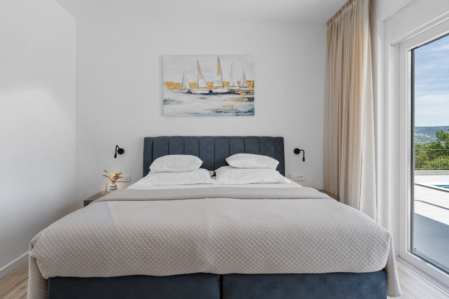 Bedroom No.1 also offers an en-suite bathroom with a refreshing shower, a TV, A/C,
