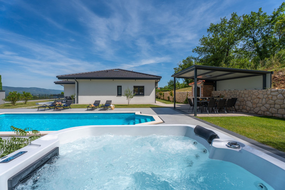 The villa has a wonderful relaxing area with a jacuzzi
