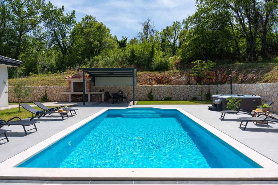 Whether you’re seeking a romantic getaway, a family vacation, or a group retreat, this villa offers everything you need