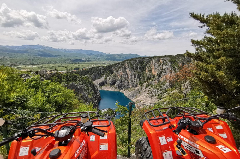 An unforgettable adventure can be achieved through local roads, pebble roads, lakes, rivers and mountains.