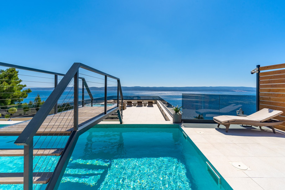 The outdoor rooftop area also offers a Hot Tub, 10 deck chairs, 3 sun umbrellas, an outdoor shower