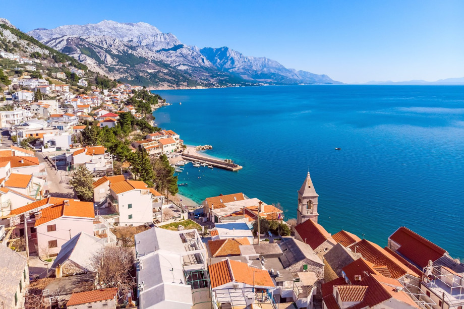Villa is nestled in the very nice seaside village Pisak that is between Makarska riviera and riviera of Omiš, with very nice pebble beaches