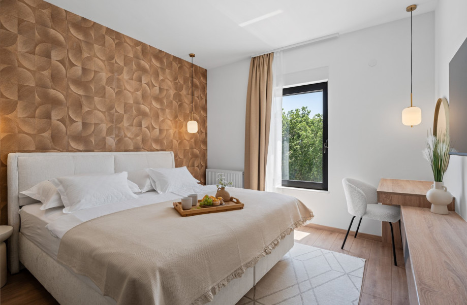 Bedroom No. 1 (16sqm): King-size bed (180cm x 200cm), TV, air conditioning