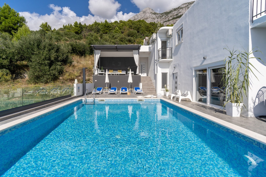 The outdoor area offers a private heated 32 sqm swimming pool (6.8 x 4.7m) with fully automated salt electrolysis system (Chlorine - Free)